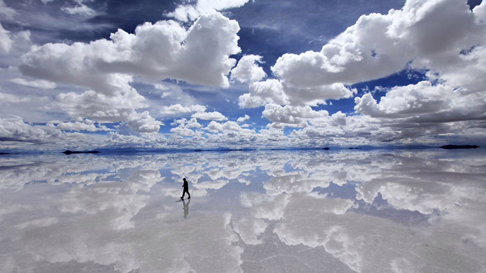 The Salar de Uyuni: Bolivia’s Surreal Salt Flat That Becomes the World’s Largest Mirror